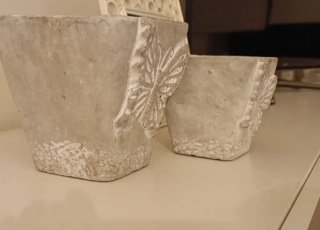 Macetero de piedra con mariposas