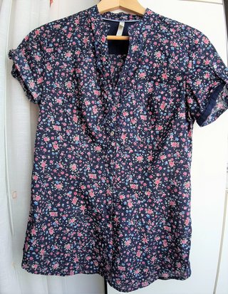 Camisa de Stradivarius. Estampado floral. Predomin