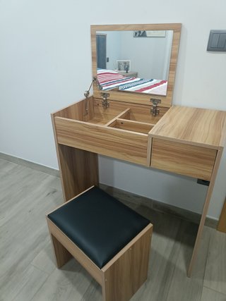 Mesa de tocador com espelho e banco