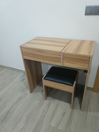 Mesa de tocador com espelho e banco
