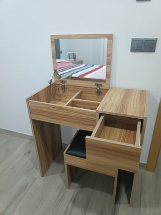 Mesa de tocador com espelho e banco