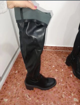 Botas altas negras y verde oliva