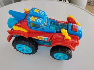 Coche Superthings+2 figuras incluidas