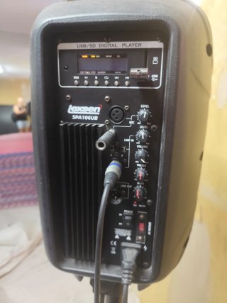Altavoz con trípode