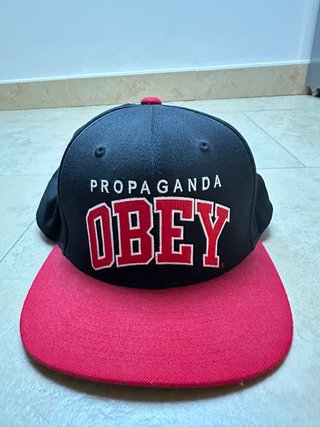 Gorra Obey Propaganda Negra y Roja