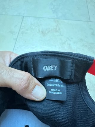 Gorra Obey Propaganda Negra y Roja