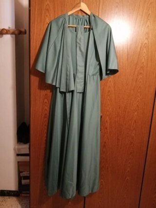 Vestido verde con capa
