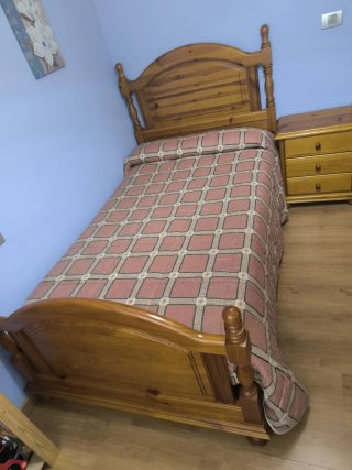 Camas gemelas de madera con mesita