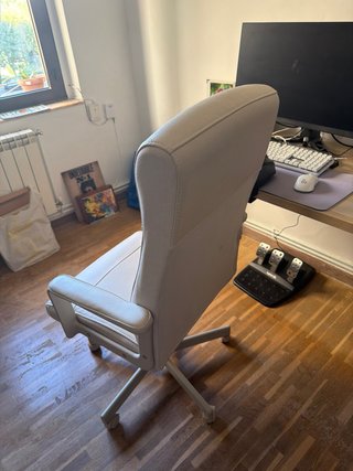 Silla de oficina blanca ergonómica