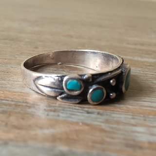ANILLO DE PLATA CON PIEDRAS TURQUESAS