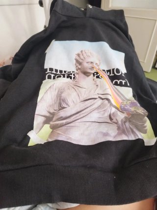 Sudadera negra con estampado de estatua