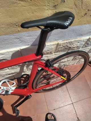 Bicicleta de carretera CBK roja