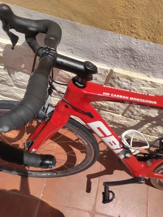 Bicicleta de carretera CBK roja