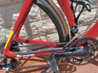 Bicicleta de carretera CBK roja