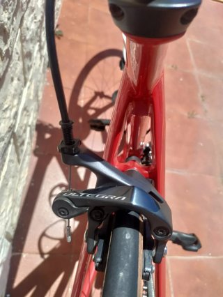 Bicicleta de carretera CBK roja