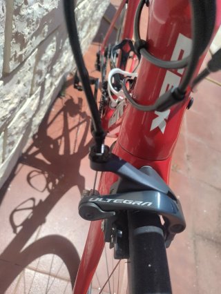 Bicicleta de carretera CBK roja