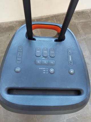 Altavoz JBL PartyBox con ruedas