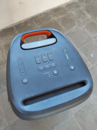 Altavoz JBL PartyBox con ruedas