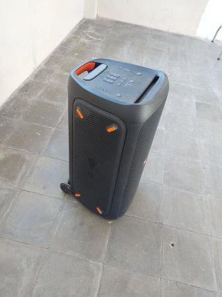 Altavoz JBL PartyBox con ruedas