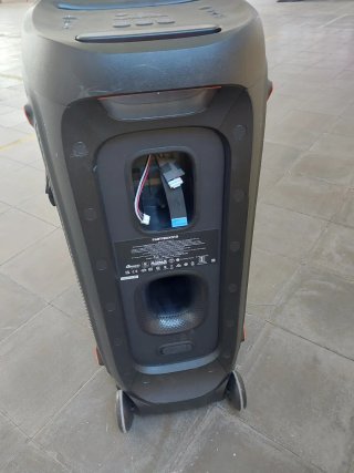 Altavoz JBL PartyBox con ruedas