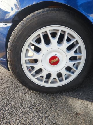 Llantas BBS Blancas con Tapacubos Rojo