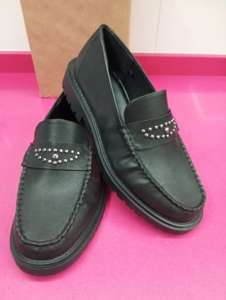Mocasines Pull&Bear negros tachuelas