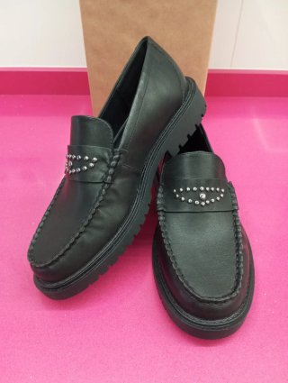 Mocasines Pull&Bear negros tachuelas