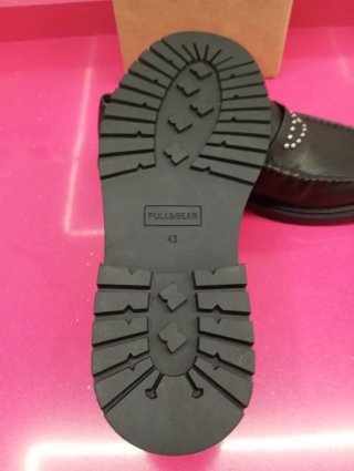 Mocasines Pull&Bear negros tachuelas