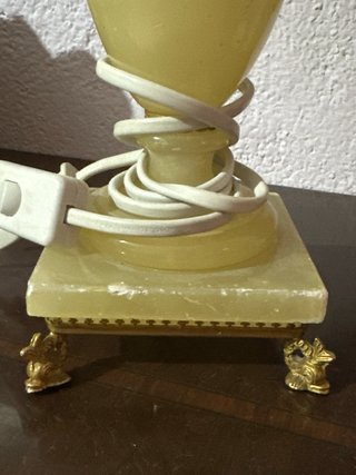Lámpara de mesa beige y dorada