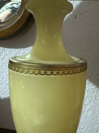 Lámpara de mesa beige y dorada