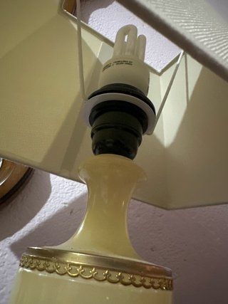 Lámpara de mesa beige y dorada