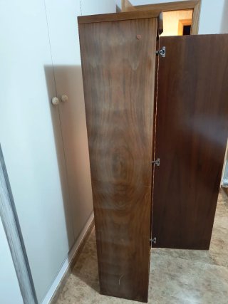 Armario de madera marrón