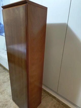 Armario de madera marrón