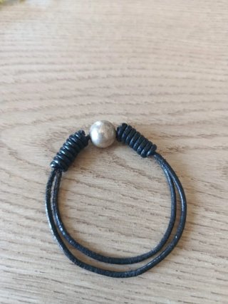 Pulsera cuero doble tira con bola plateada