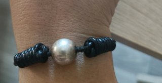 Pulsera cuero doble tira con bola plateada