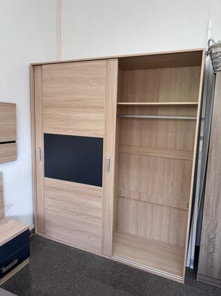 Armario puertas correderas madera y cristal