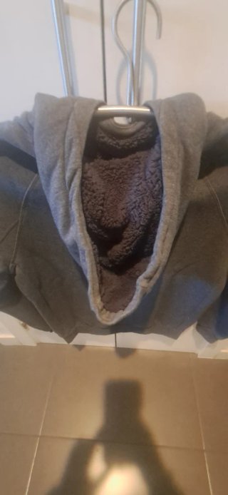 Sudadera gris con capucha y logo