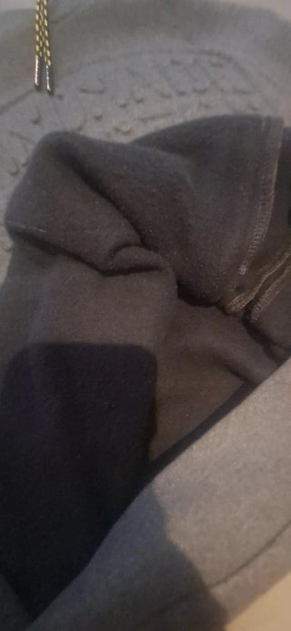 Sudadera gris con capucha y logo
