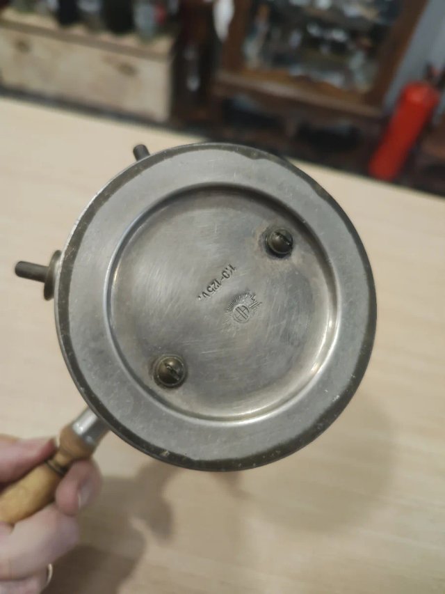 Olla antigua de metal con mango de madera años 30
