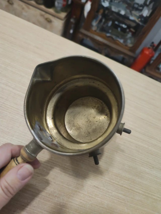 Olla antigua de metal con mango de madera años 30