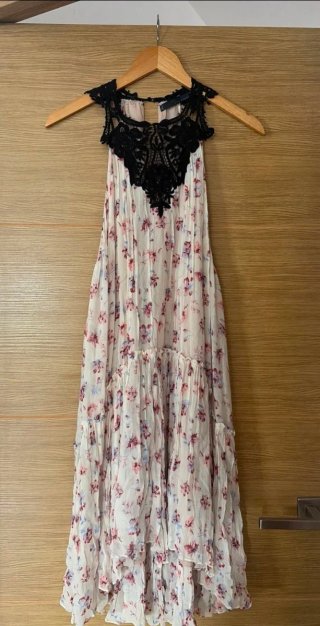 Vestido Zara floral con encaje negro