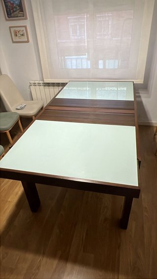 Mesa de comedor de madera y cristal extensible.