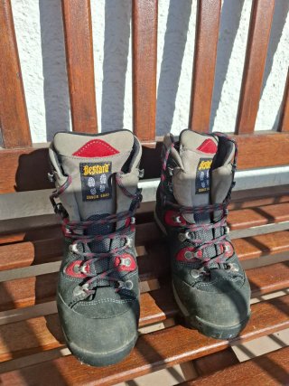 Botas de montaña Bestard negras, grises y rojas