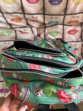 Mochila Totto con diseño de macarons
