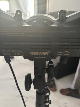 NEEWER Aro de Luz LED 18 + Trípode