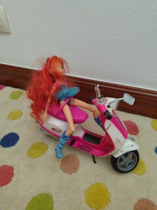 Muñeca Winx con Moto Rosa y Blanca