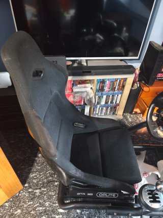 Cockpit gaming con volante y palanca