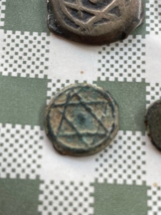 Lote 7 monedas antiguas y amuleto