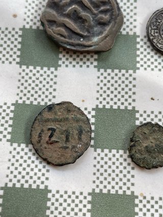 Lote 7 monedas antiguas y amuleto