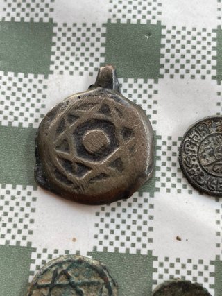 Lote 7 monedas antiguas y amuleto